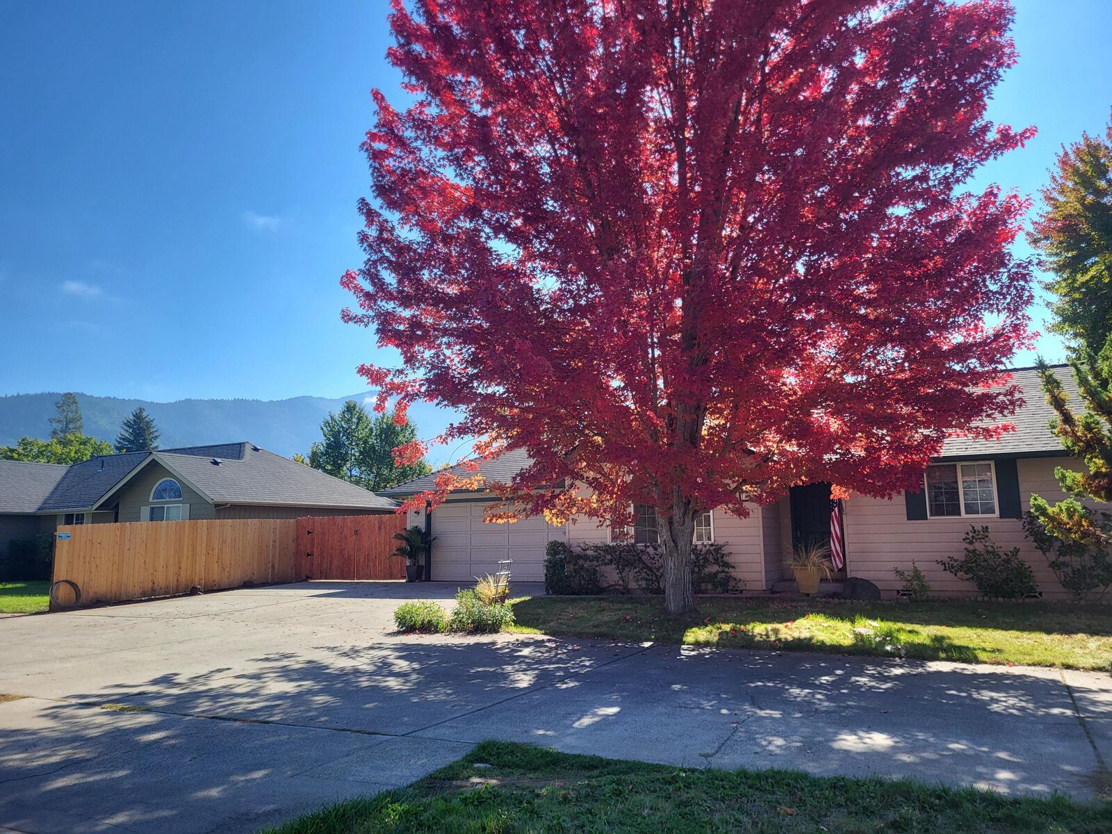 Property Photo:  1841 Cloverlawn Drive  OR 97527 