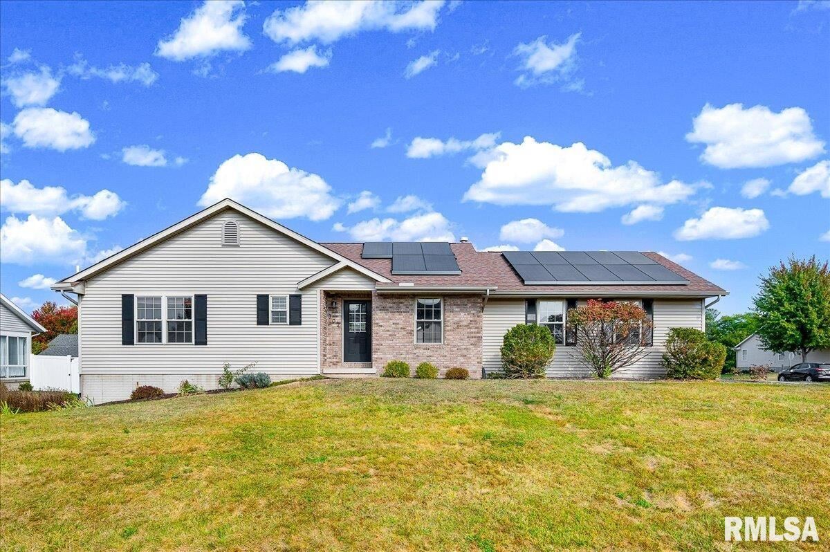 Property Photo: 302 Bittersweet Avenue IL 61548