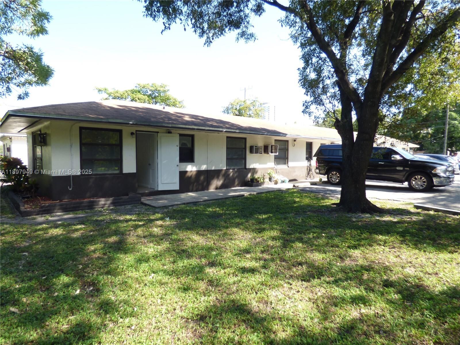 Property Photo: 522 N 19th Ave 1 FL 33020