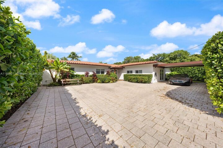 Property Photo: 12944 Banyan Rd FL 33181