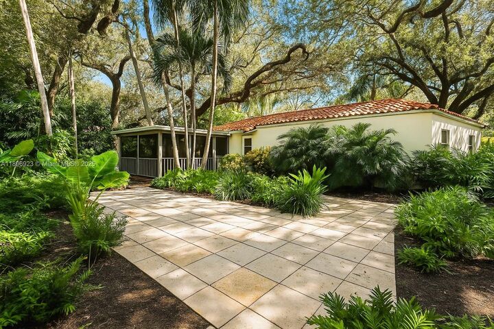 Property Photo: 1100 El Rado St FL 33134