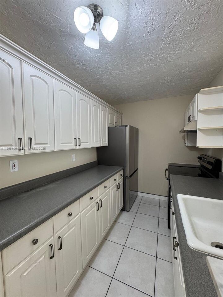 Property Photo: 10500 SW 108th Ave B315 FL 33176