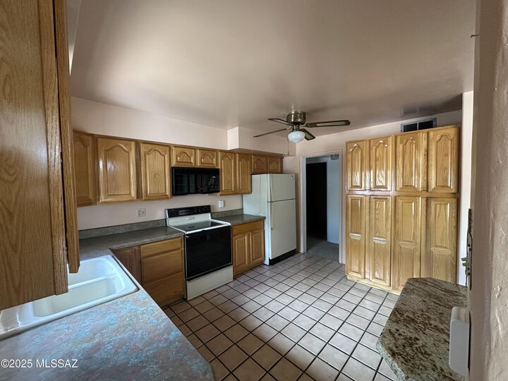 Property Photo:  702 W Giaconda Way  AZ 85704 