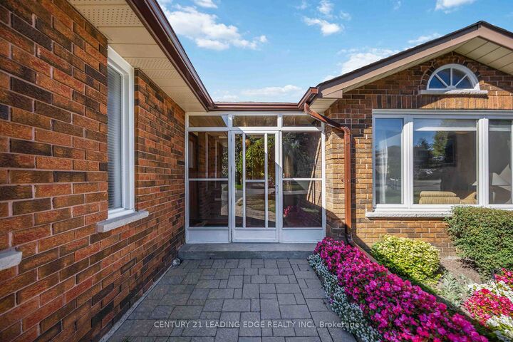 Property Photo: 52 Aspen Crescent ON L4A 5C7