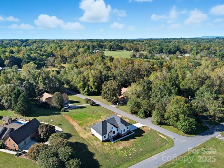 Property Photo: 1213 Creekside Drive NC 28613