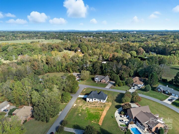 Property Photo: 1213 Creekside Drive NC 28613