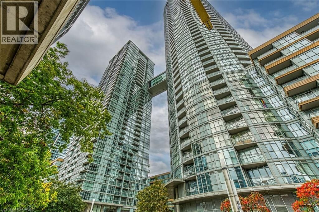 Property Photo:  15 Iceboat Terrace 1205  ON M5V 4A5 