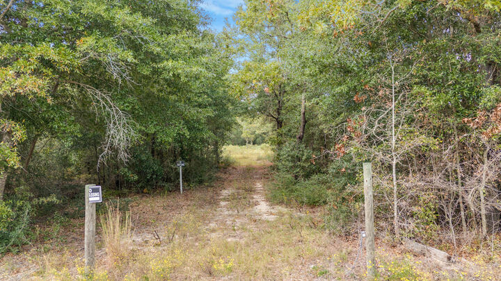 Property Photo: 5751 County Road 1087 FL 32433
