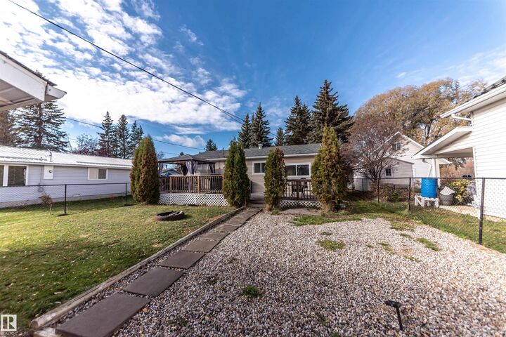 Property Photo: 5021 Lakeview AB T0E 0A0
