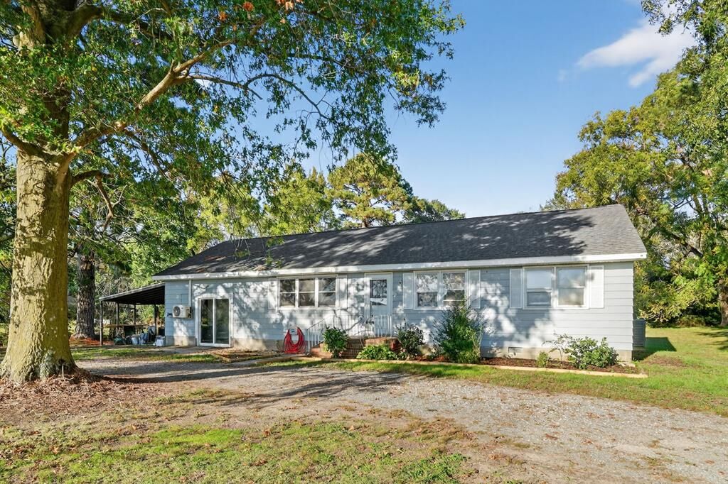 Property Photo: 25231 Dennis Dr VA 23421