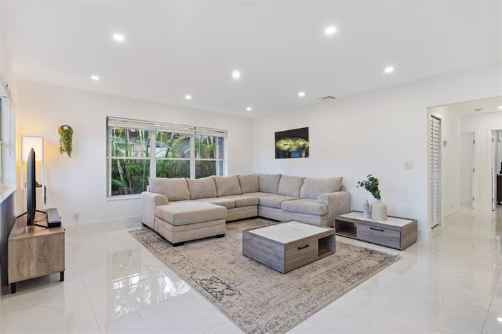 Property Photo: 1409 NE 2nd Ave FL 33304