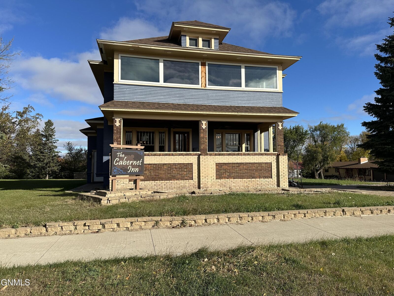 Property Photo: 137 Third Avenue NE ND 58540