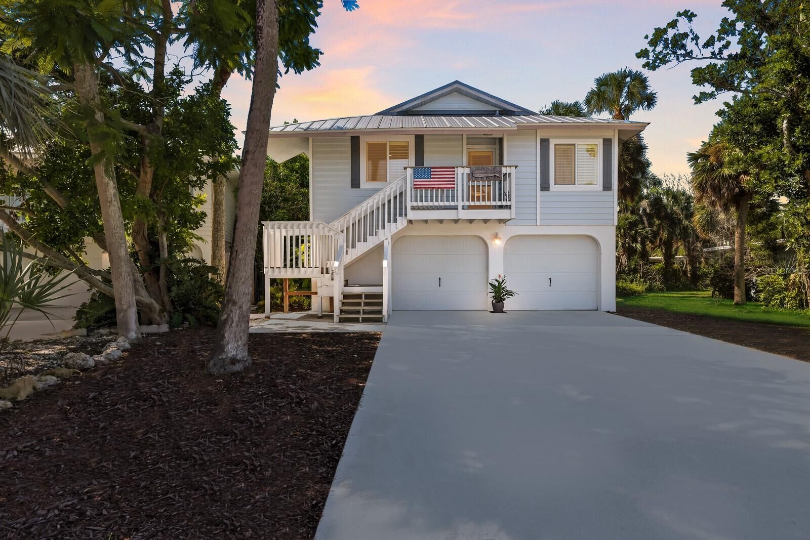Property Photo: 221 Island Circle FL 34242