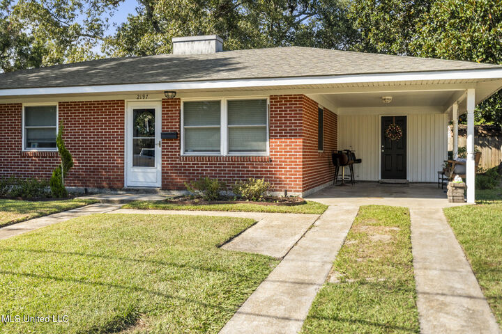 Property Photo:  2197 Collins Boulevard  MS 39507