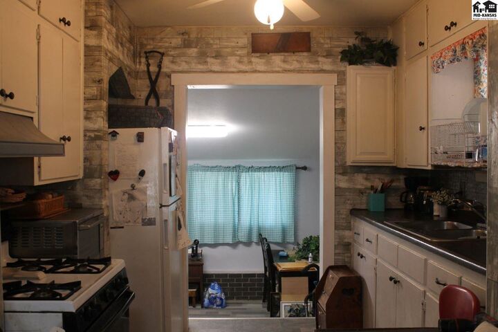 Property Photo:  812 E 6th Ave  KS 67501 