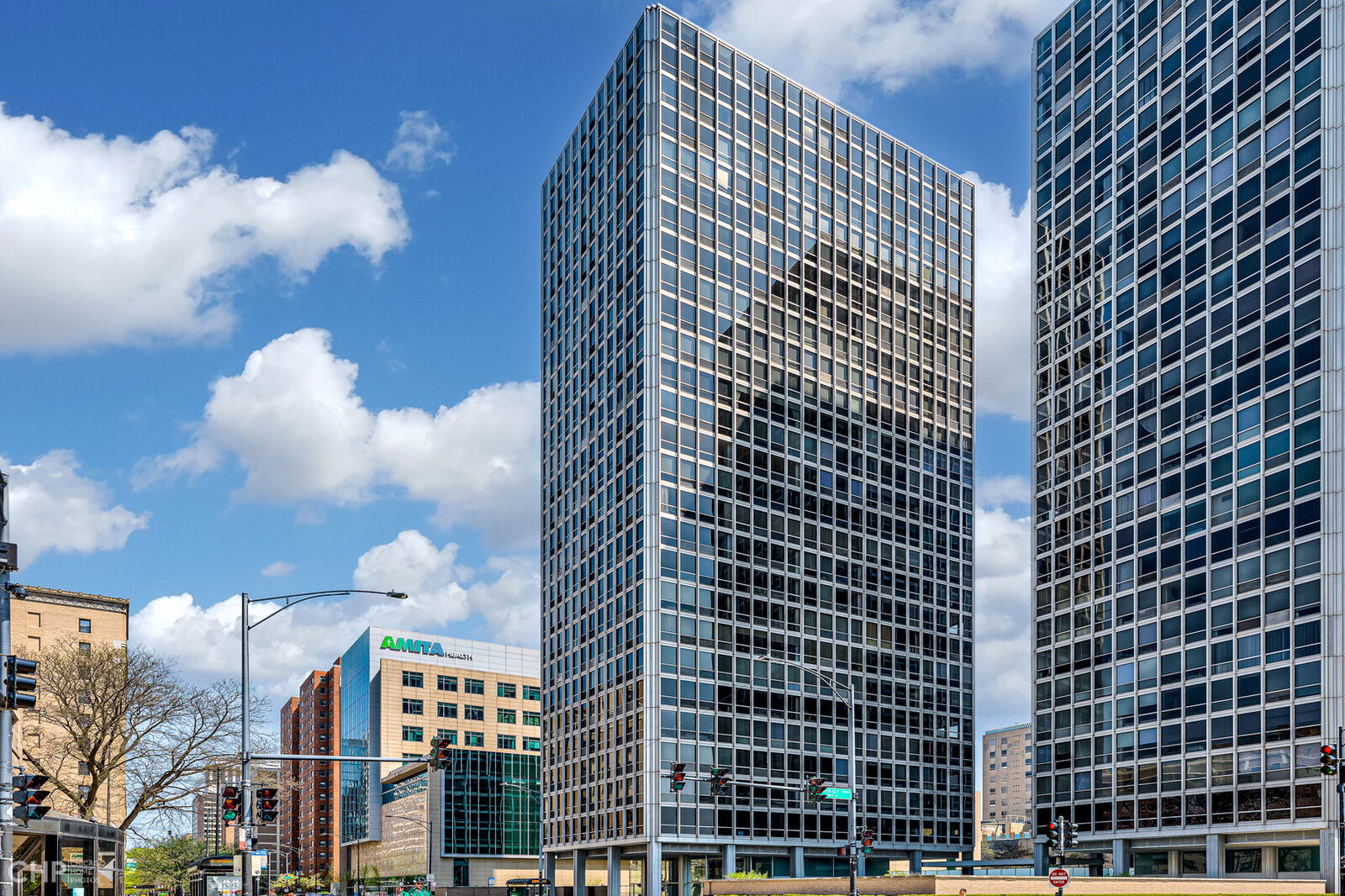 Property Photo: 340 W Diversey Parkway 1616 IL 60657