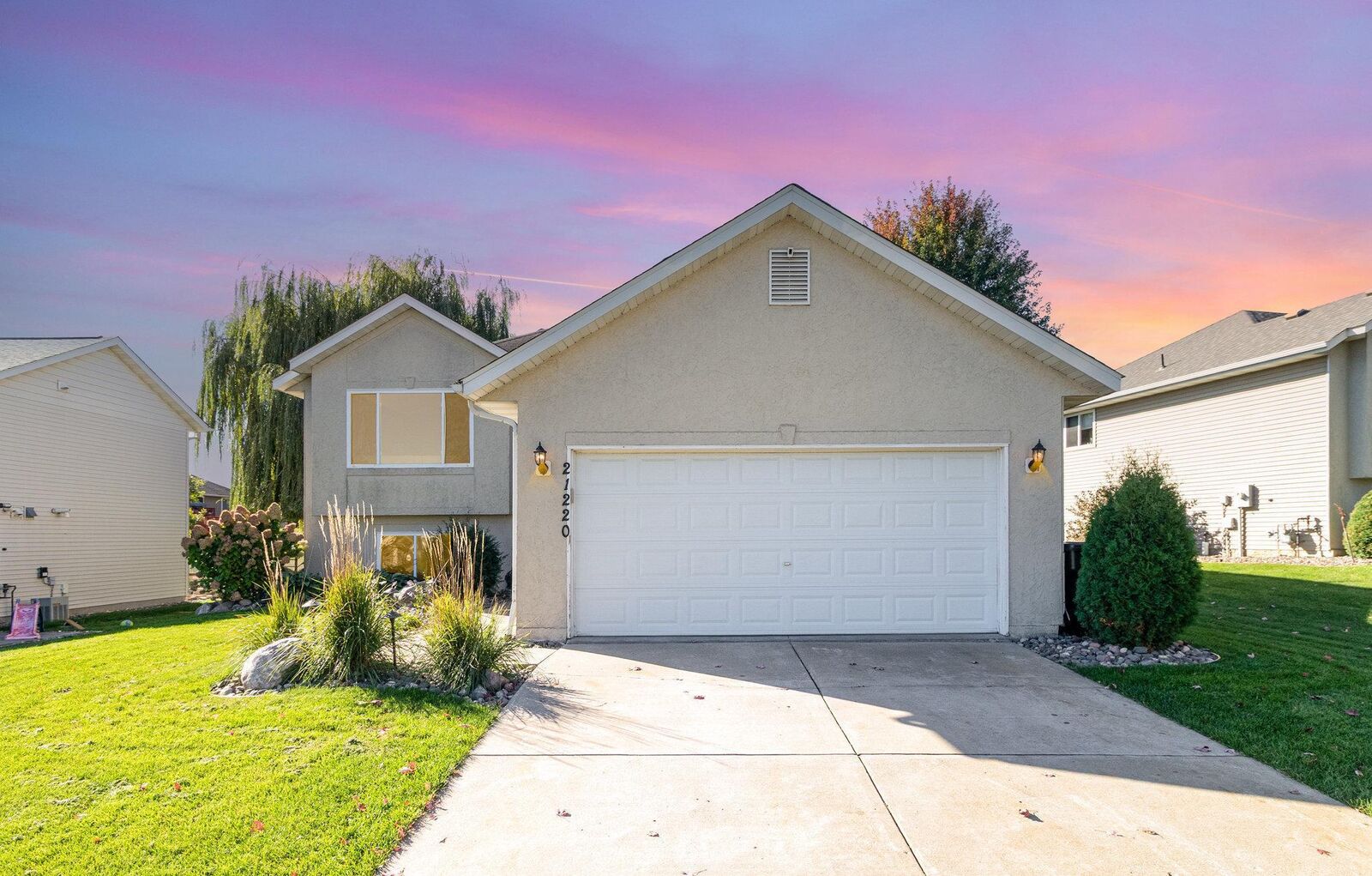Property Photo: 21220 Ilavista Way MN 55044