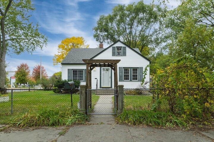 Property Photo: 4901 Thomas Avenue N MN 55430