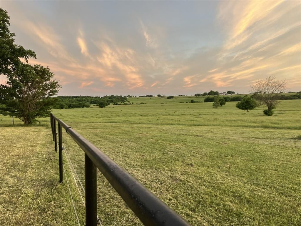 Property Photo: 1332 County Road 423 TX 76252