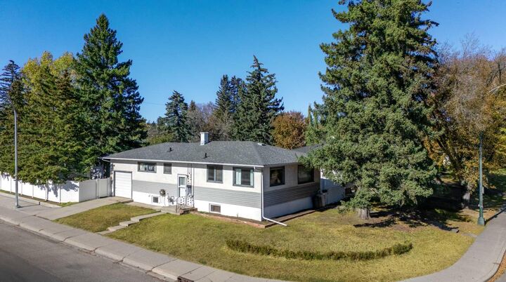 839 45 Street SW  Calgary AB T3C 2B6 photo