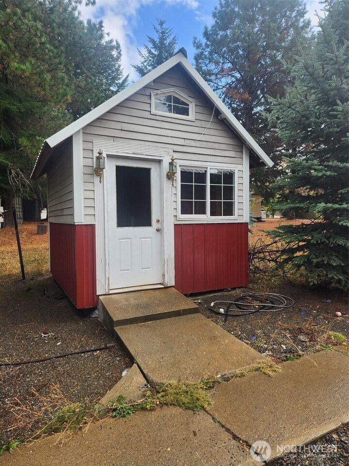 Property Photo:  1911  Hundley Road  WA 98922