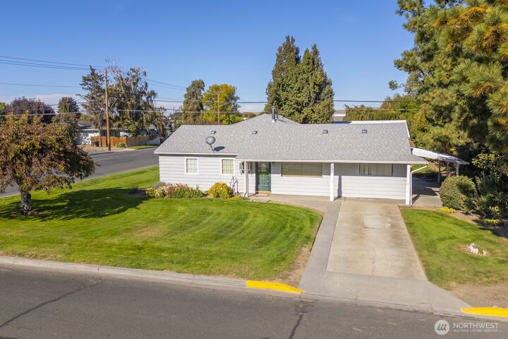 Property Photo:  221  K Street SW  WA 98848 