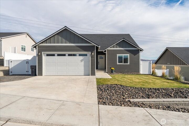 Property Photo:  979 N Macaw Avenue  WA 98802 