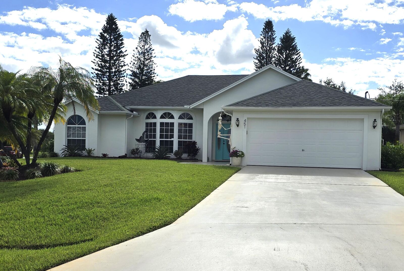 Property Photo:  451 SE Cork Road  FL 34984