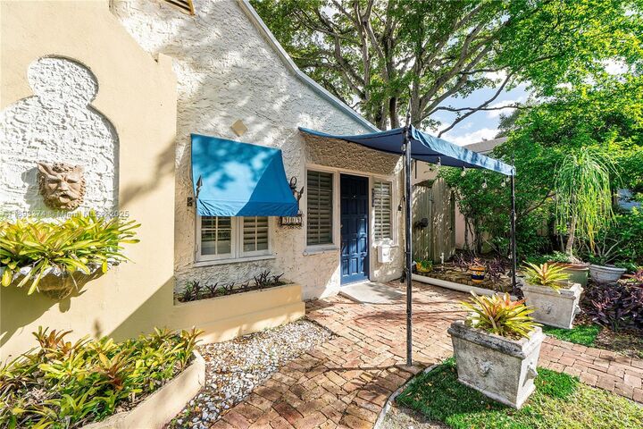 Property Photo: 909 SE 5th Ct FL 33301