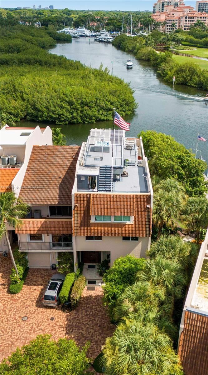 Property Photo:  6100 Paradise Point Dr  FL 33157 
