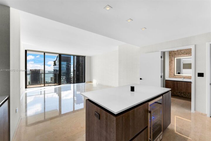 Property Photo:  88 SW 7th St 3907  FL 33130 