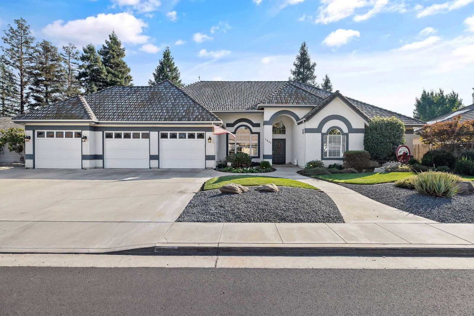 Property Photo: 2637 E Laura Court CA 93292