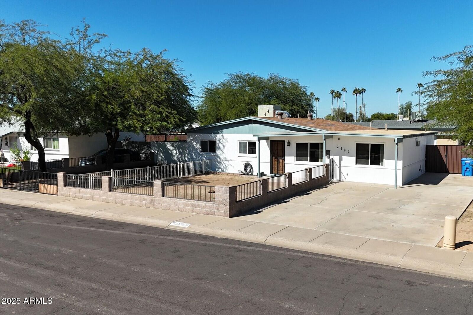 Property Photo: 3132 W Acapulco Lane AZ 85053