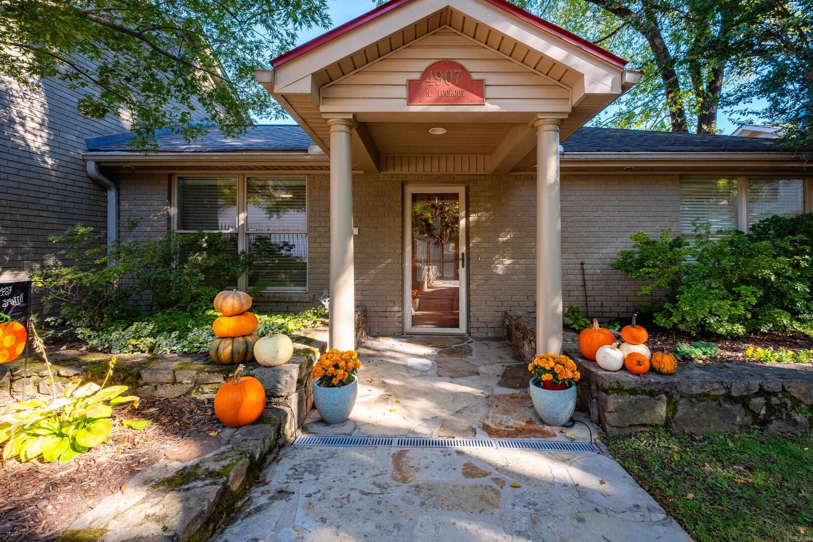 Property Photo: 4907 N Lookout Street AR 72205