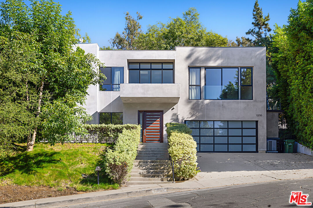 Property Photo: 11200 Dona Lola Dr CA 91604