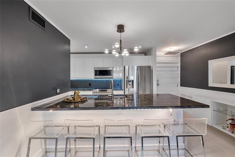 Property Photo: 119 NE 19th Ct 114G FL 33305