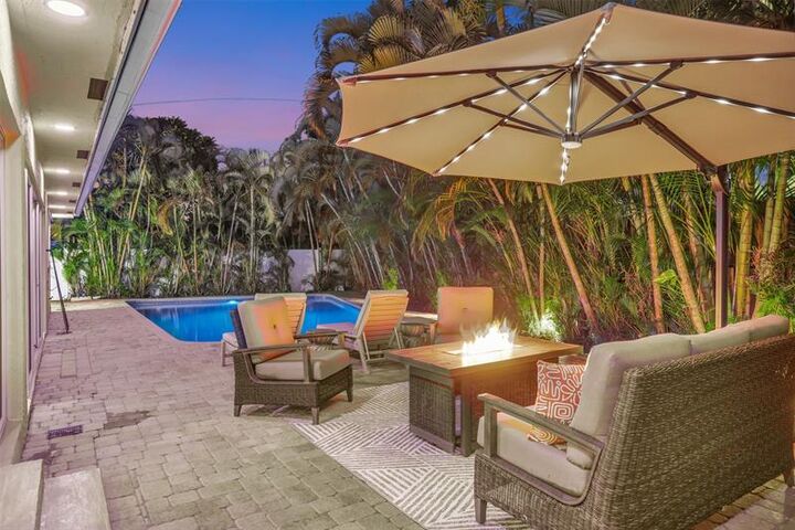 Property Photo: 2600 N Riverside Dr FL 33062