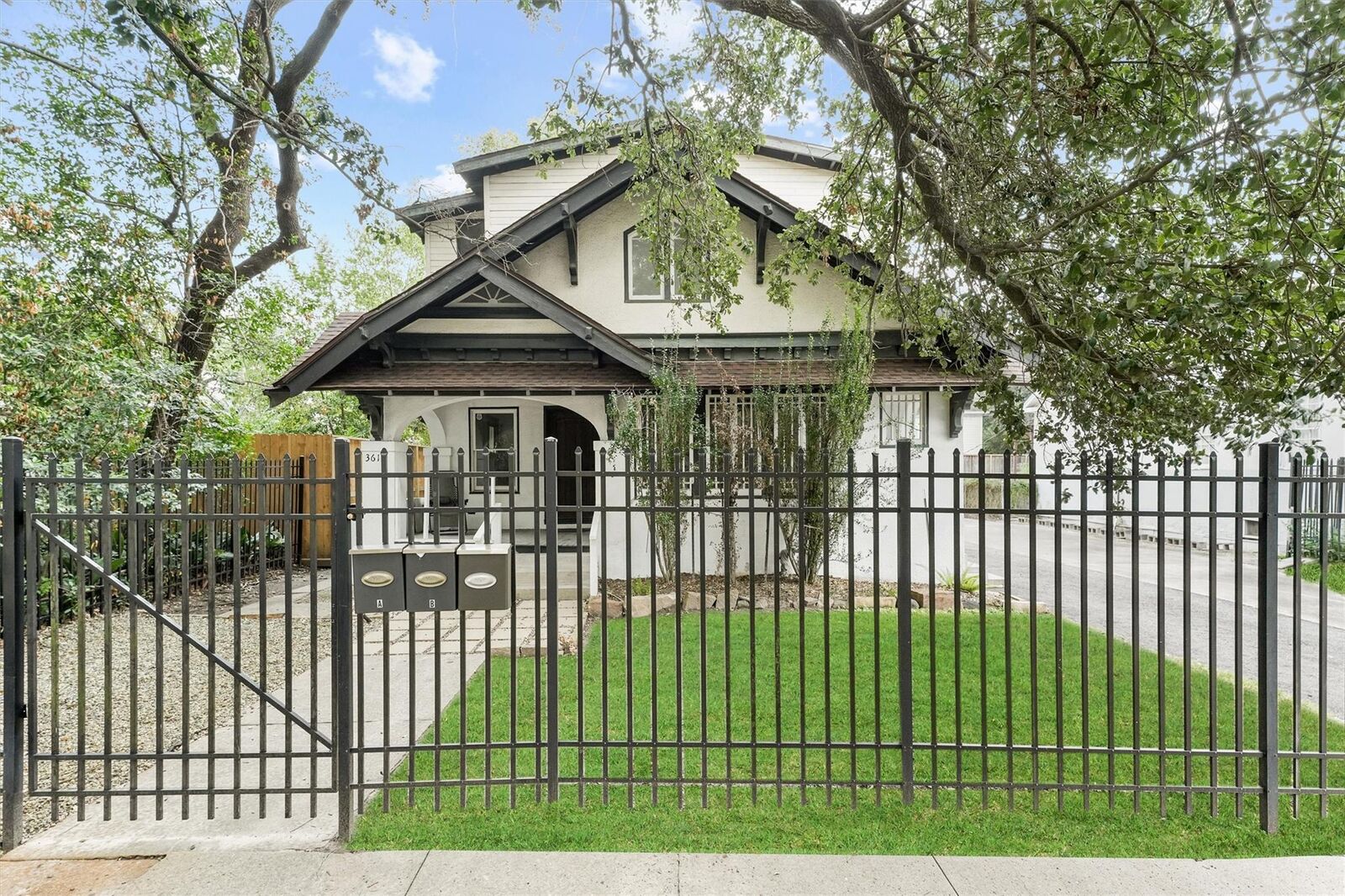 Property Photo: 3613 Audubon Place TX 77006