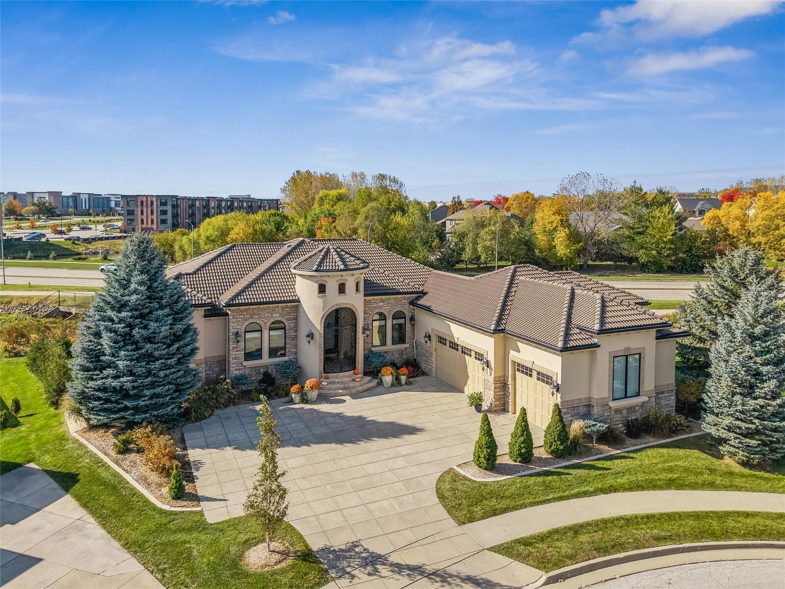 Property Photo:  5930 Fairway Court  IA 50266 