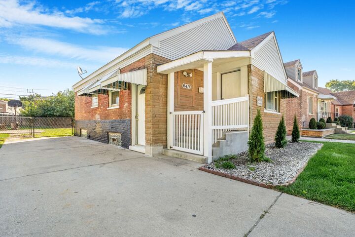 Property Photo:  6411 S Leclaire Avenue  IL 60638 