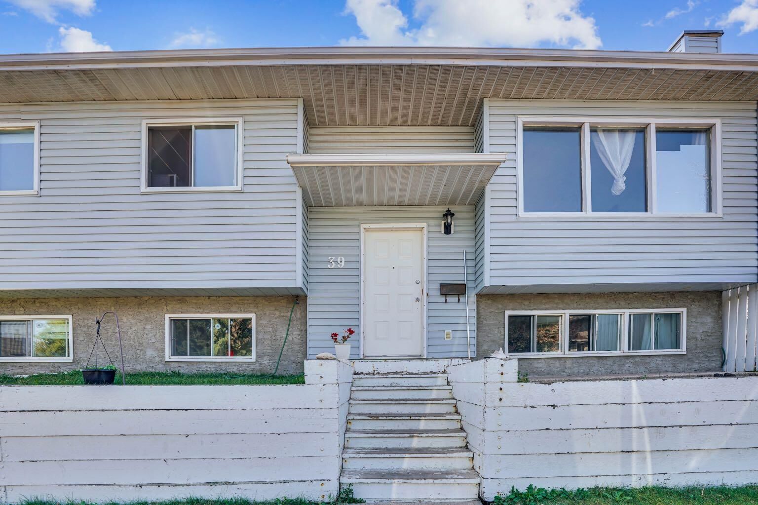 Property Photo: 39 Ventura Road NE AB T2E 8G1