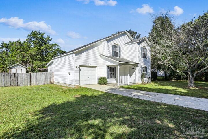 Property Photo: 327 Robinhood Ln FL 32526