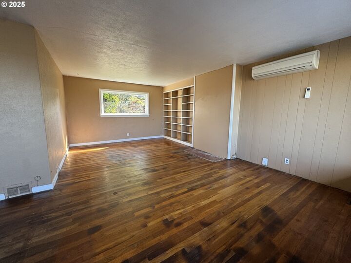 Property Photo:  94246 1st St  OR 97444 