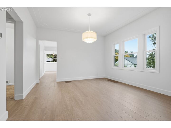 Property Photo:  5919 NE 28th Ave  OR 97211