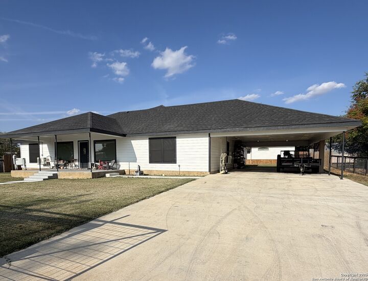 Property Photo:  1116 S 2nd  TX 78114 