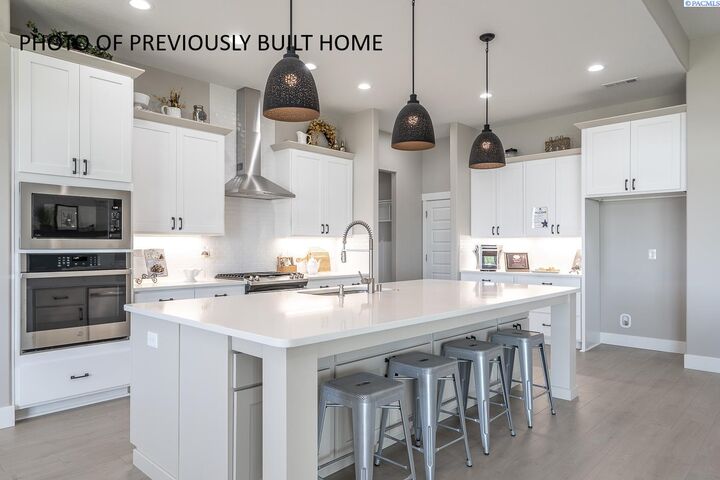Property Photo:  825 Thebes St  WA 99353 