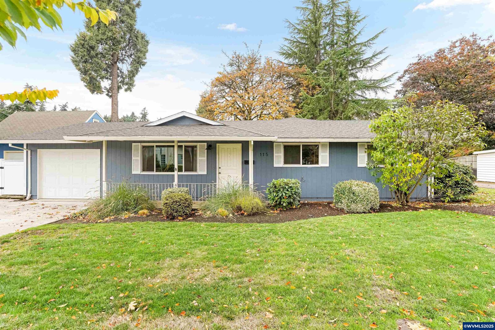 Property Photo: 115 McClaine St OR 97381