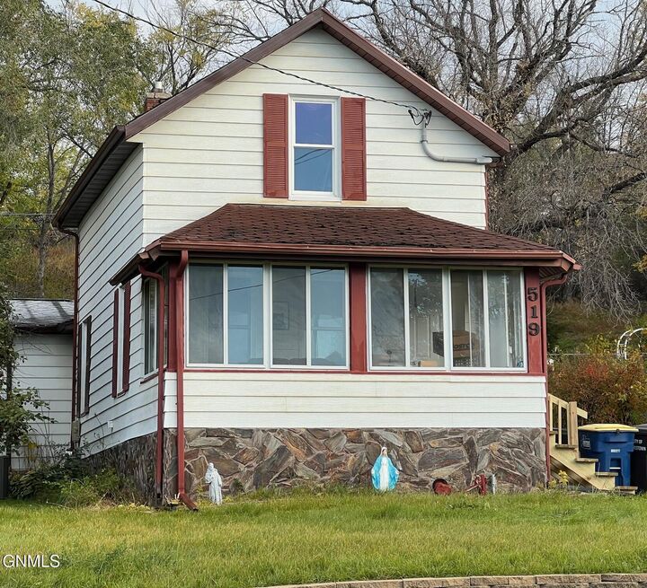 Property Photo:  519 5th Street NE  ND 58401