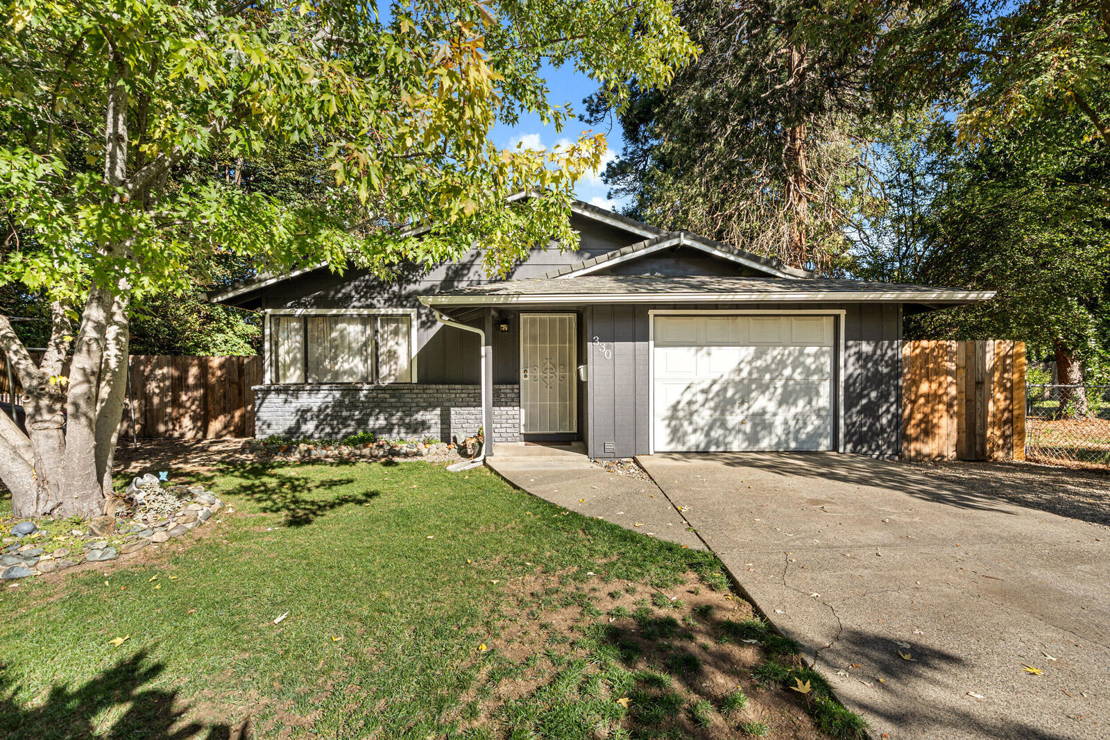 Property Photo: 330 SW K Street OR 97526