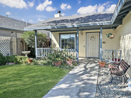 Property Photo:  930 W Hood Ave  CA 93555 